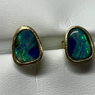 Boulder Opal Ohrstecker in Gelbgold
